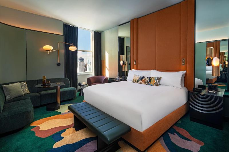Spectacular Guest Room, 1 King, City view image 1