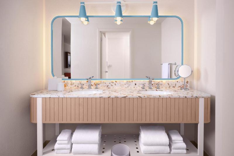 King Guestroom, Resort View with Balcony (Main Building) image 2