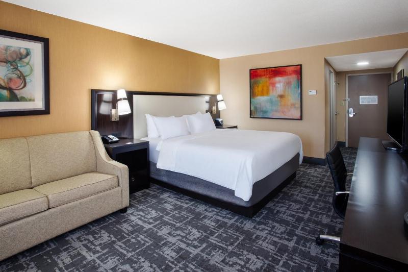 Standard King Room with Sofa Bed image 3
