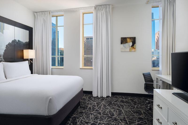 Executive Queen Room with City View - High Floor image 4
