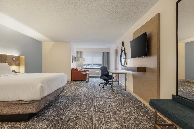 Standard King Room with Mobility Accessible Tub image 2