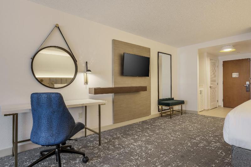 Standard King Room with Mobility Accessible Tub image 3