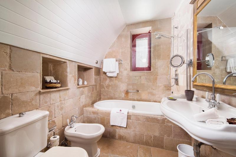 Standard Double Room image 4