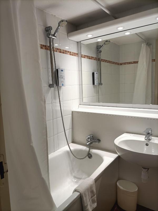 Twin Room image 4
