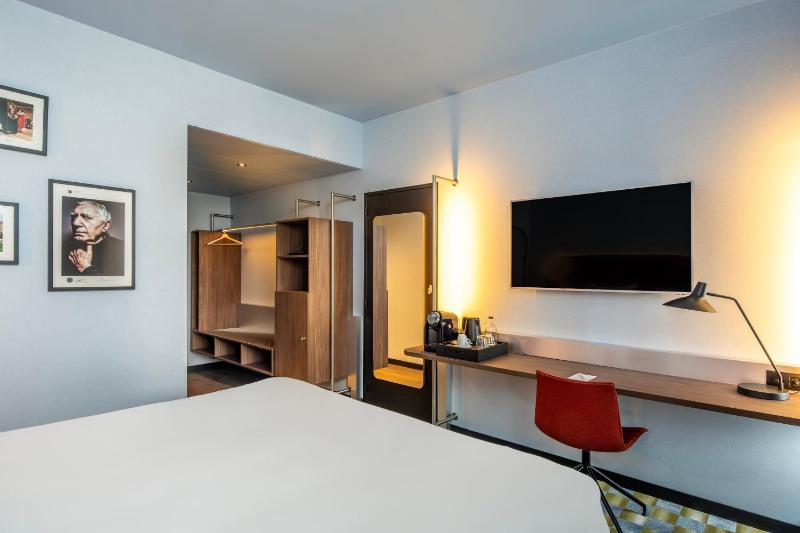 Premium Queen Room image 3