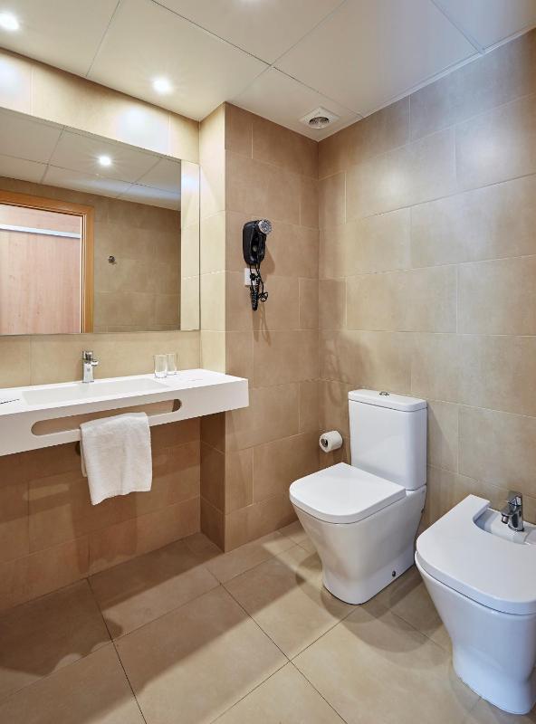 Double Room image 3