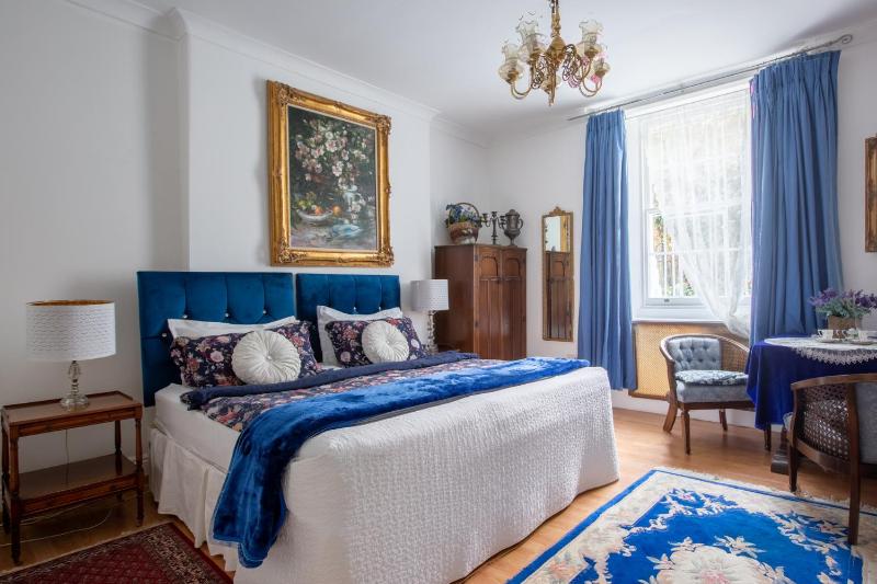 Deluxe Double or Twin Room image 3