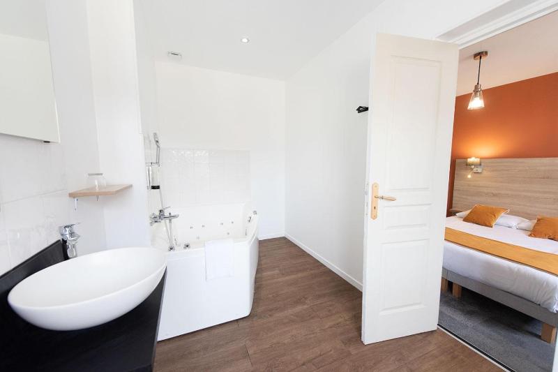 Double Room with Spa Bath image 3