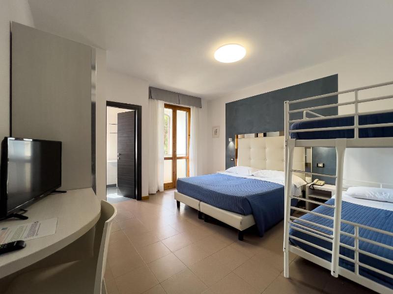 Classic Quadruple Room image 3