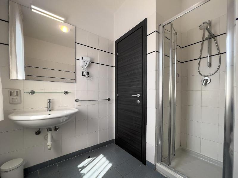 Classic Double or Twin Room with Balcony image 4