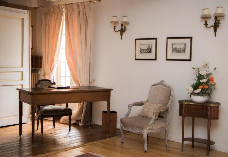 Superior King Room image 4