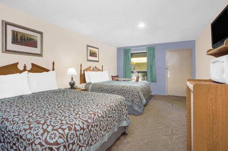 Double Room with Two Double Beds - Smoking image 1
