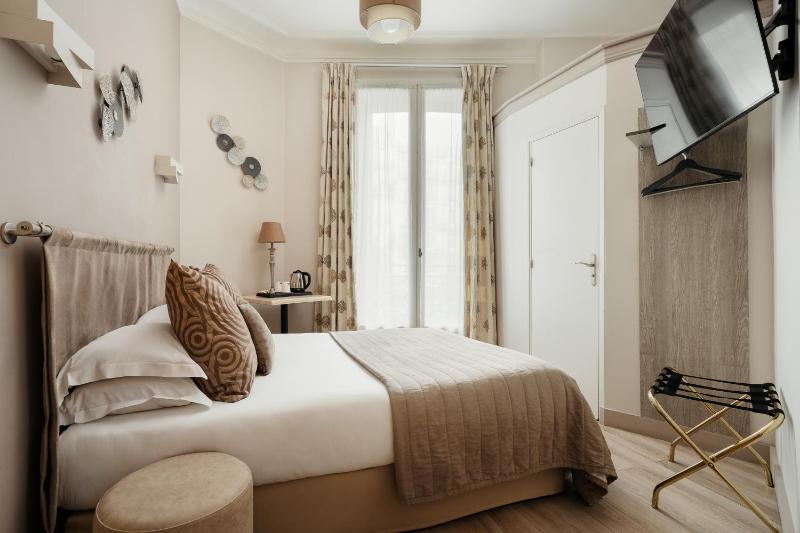 Small Double Room image 1