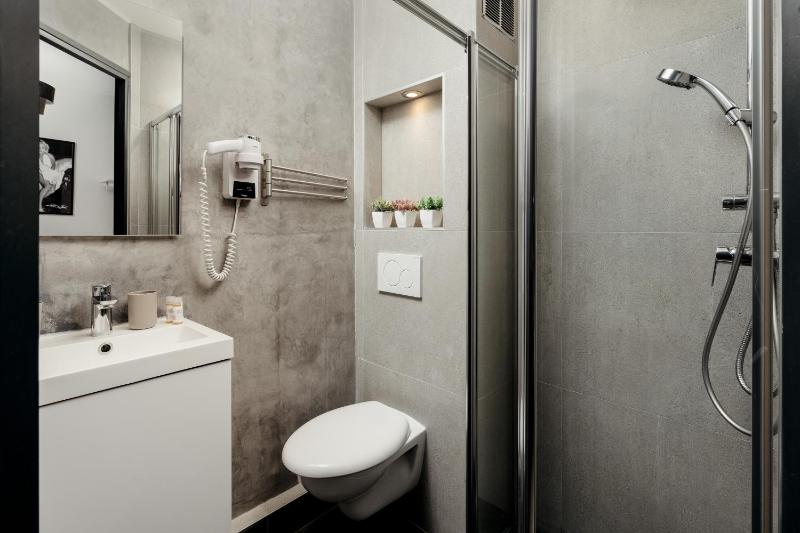Double Room with Courtyard View image 4