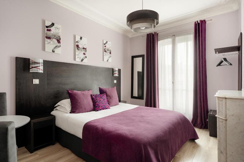 Double Room with City View image 3