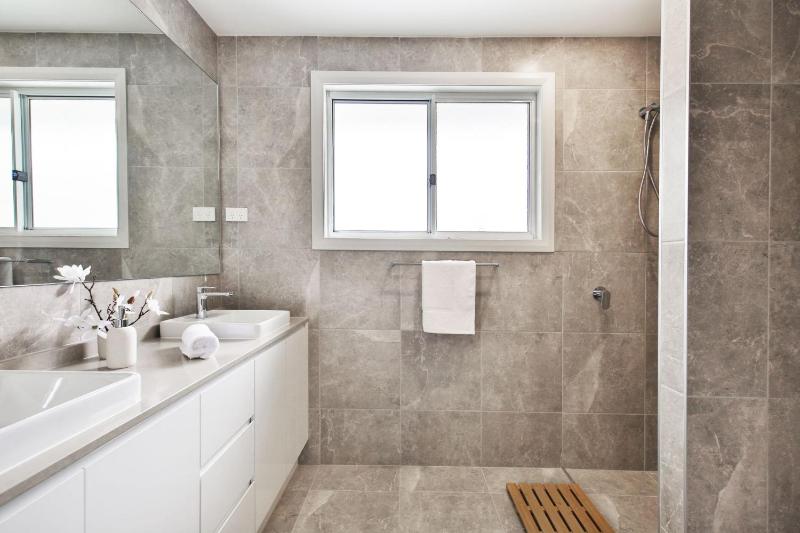 The Coast Beach - Pet Friendly - 2 Mins Walk to Bay - image 27
