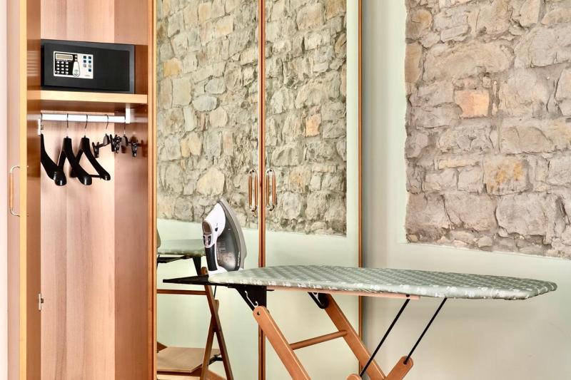 One-Bedroom Apartment image 2