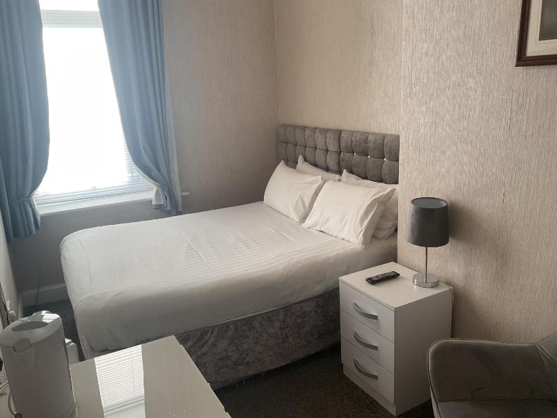 Double Room image 3