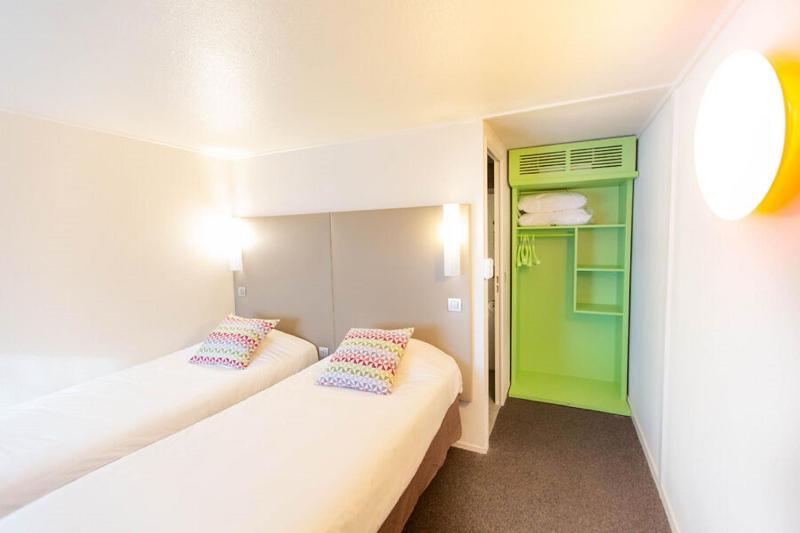 2 Single Beds One Junior Bed (Up To One0 Years) - Room Next Generation image 1