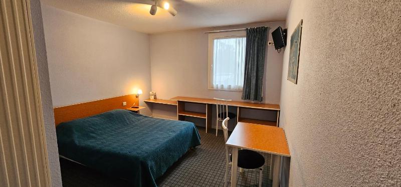 Standard Double Room image 3
