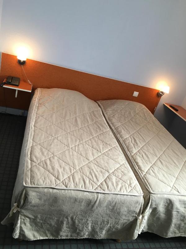 Standard Twin Room image 4