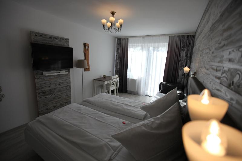 Deluxe Double Room image 3