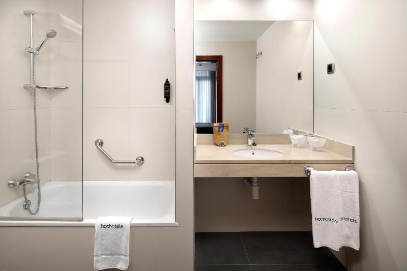 Twin Room image 4
