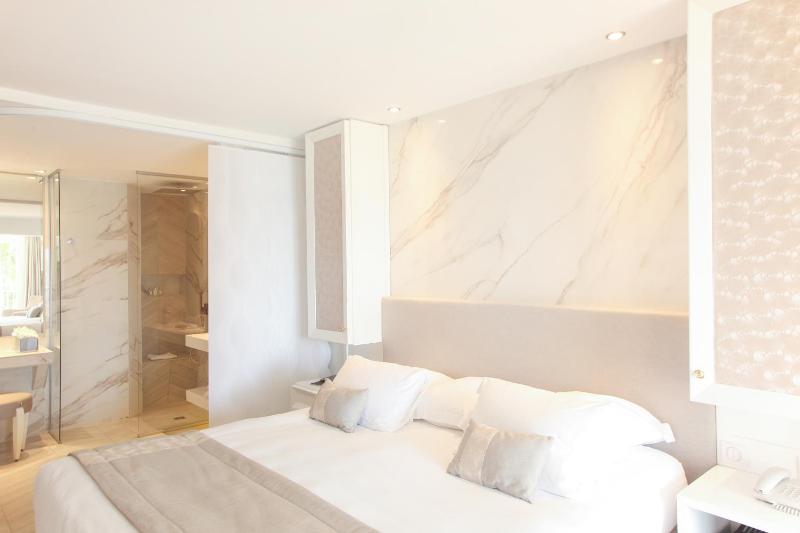 Chic Double Room - Sea View image 3