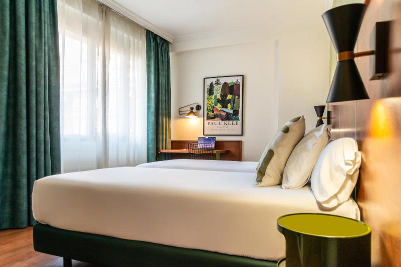 Standard Twin Room image 2