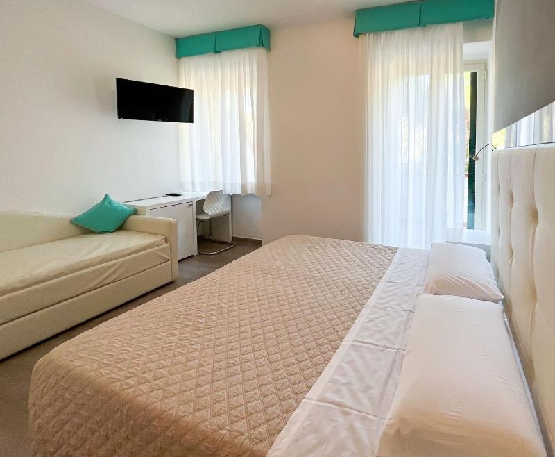 Superior Triple Room image 1