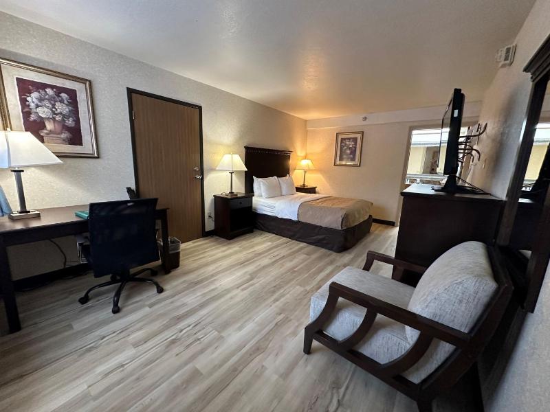 Queen Room with Mobility Access and Bathtub with Grab Bars, Non-Smoking image 2