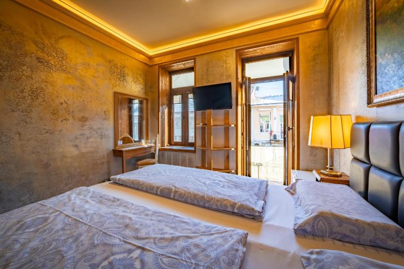Double Room with Balcony image 4
