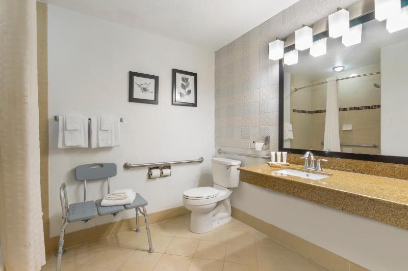 Queen Room with Two Queen Beds - Disability Access/Non-Smoking image 3