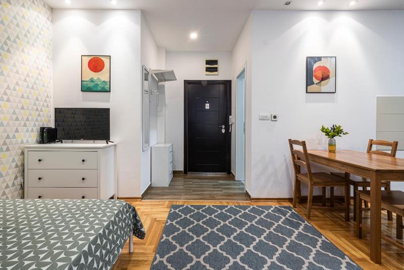 Giallo Modern Studio-Free Private Parking-Fast Wi-Fi - image 14