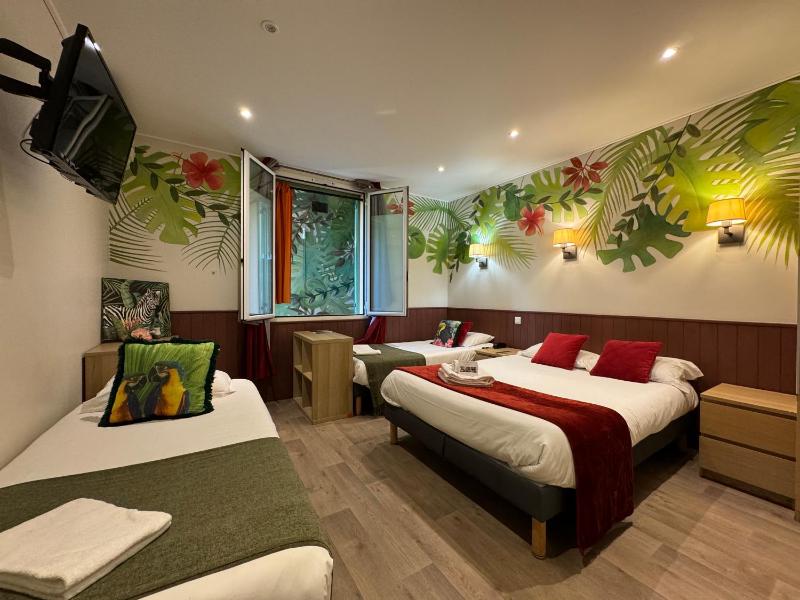 Classic Quadruple Room with window overlooking a painted wall image 1