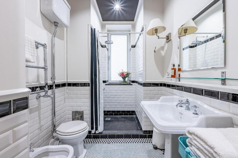 Presidential Suite (6 Adults) image 3