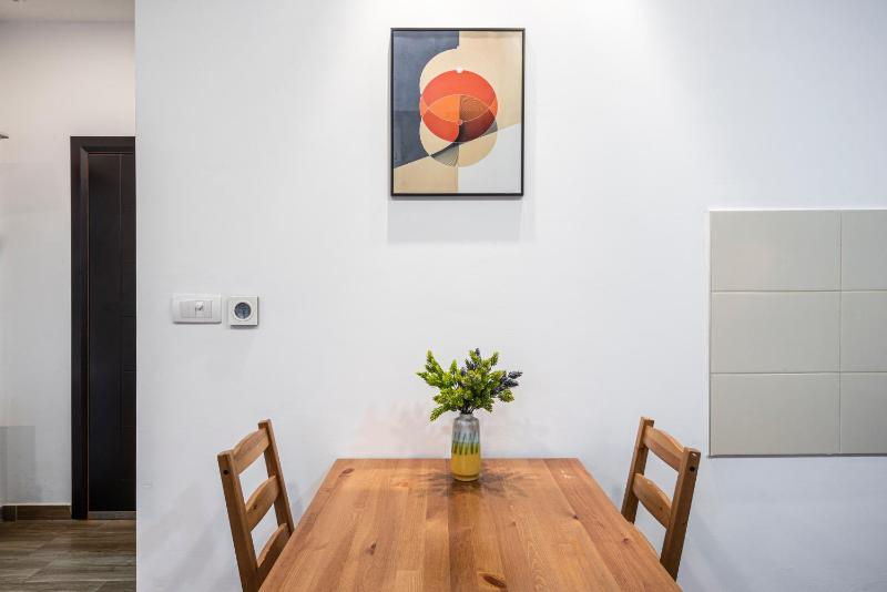 Giallo Modern Studio-Free Private Parking-Fast Wi-Fi - image 6