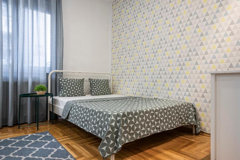 Giallo Modern Studio-Free Private Parking-Fast Wi-Fi - image 7