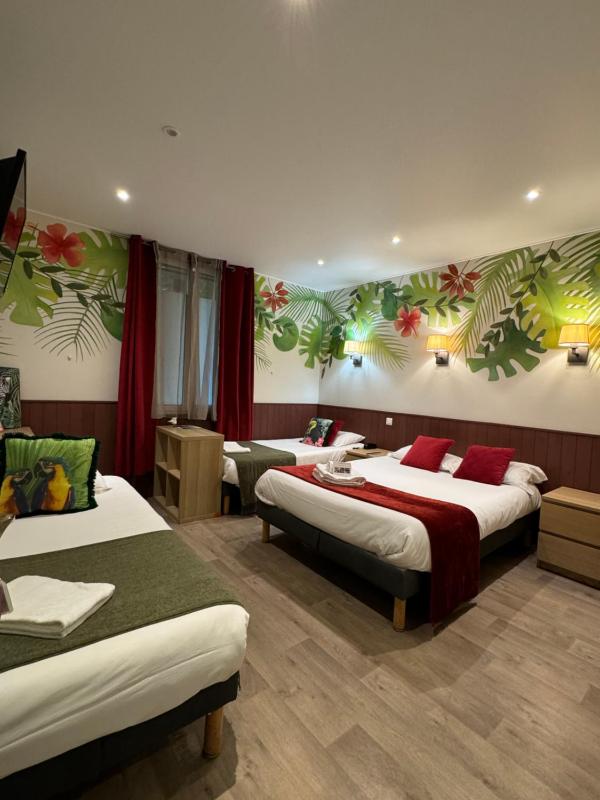 Classic Quadruple Room with window overlooking a painted wall image 4