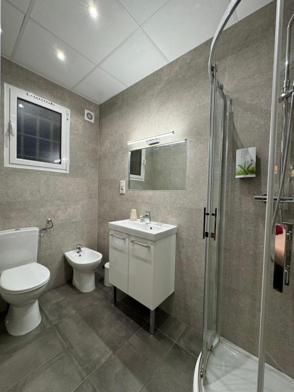 Classic Quadruple Room with window overlooking a painted wall image 3