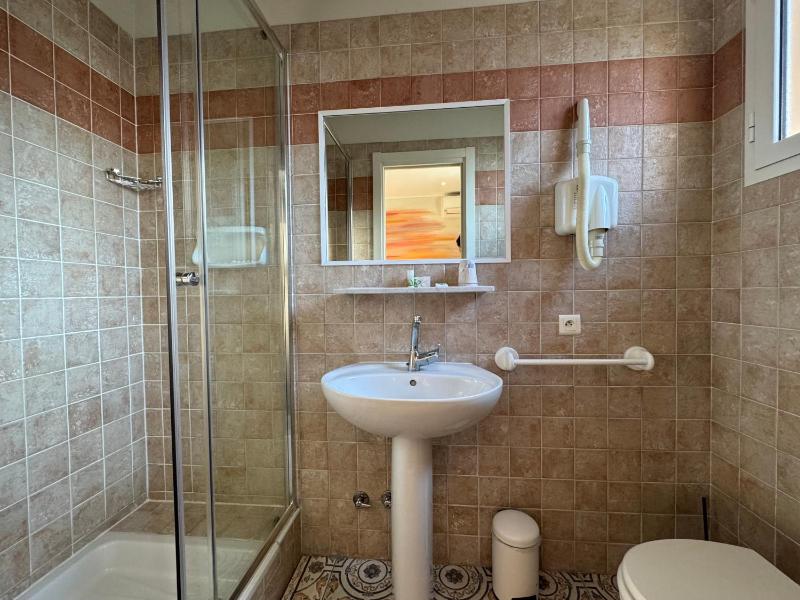 Triple Room with window overlooking a painted wall image 4