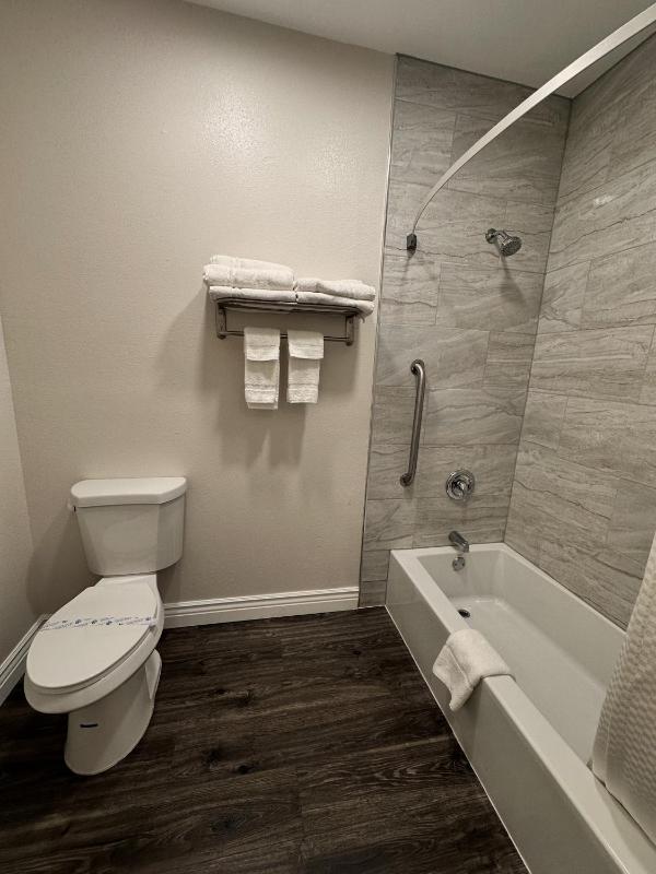 Deluxe Double Room with Two Double Beds - Non-Smoking image 4