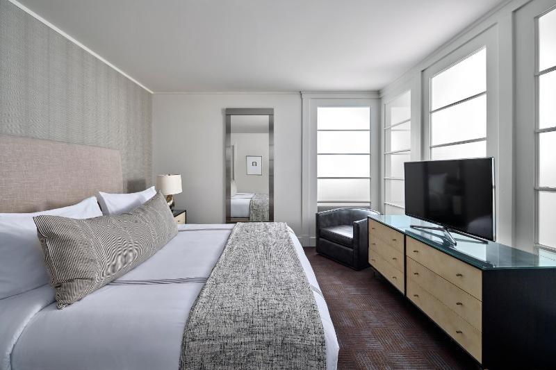 One Bedroom Platinum Suite image 3