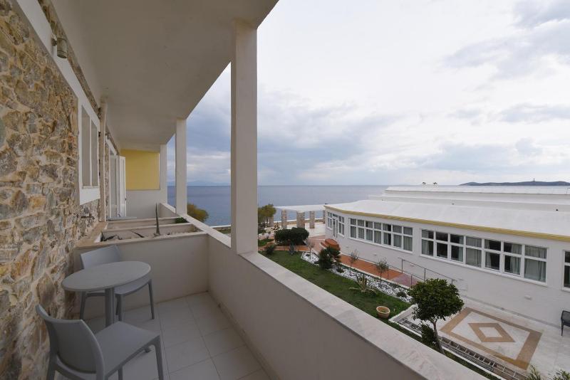 Triple Room with Sea View image 3