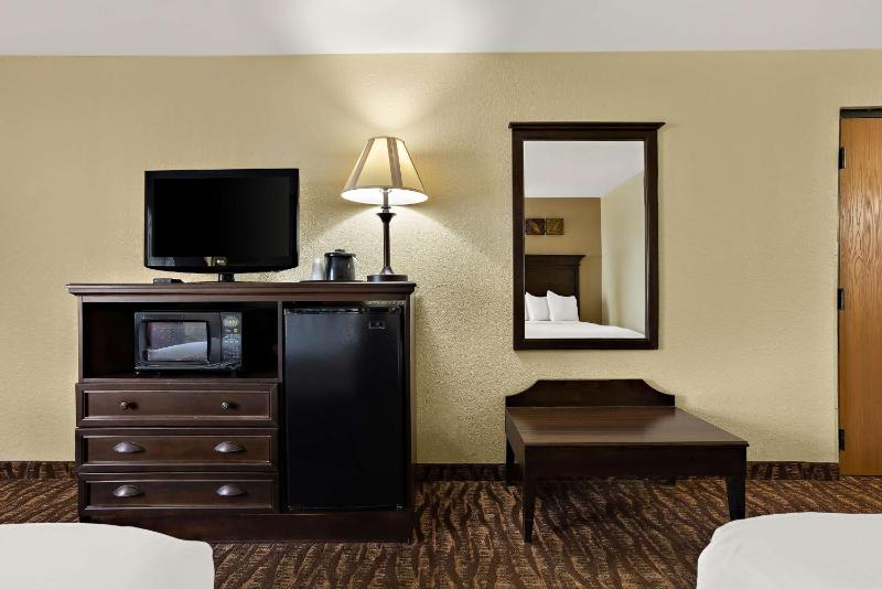 Two Queen Beds - Non-Smoking image 3