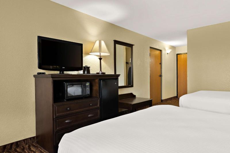 Two Queen Beds - Non-Smoking image 4