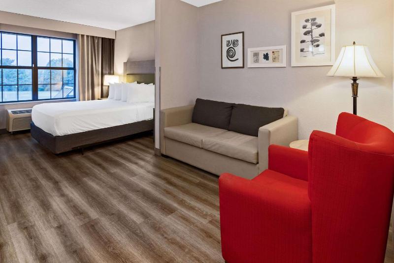 Queen Studio Suite - Disability Access/Non-Smoking image 4