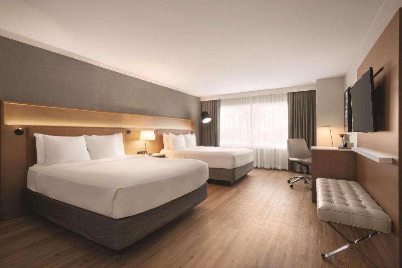 Premium Tower Queen Room with Two Queen Beds - Non-Smoking image 3