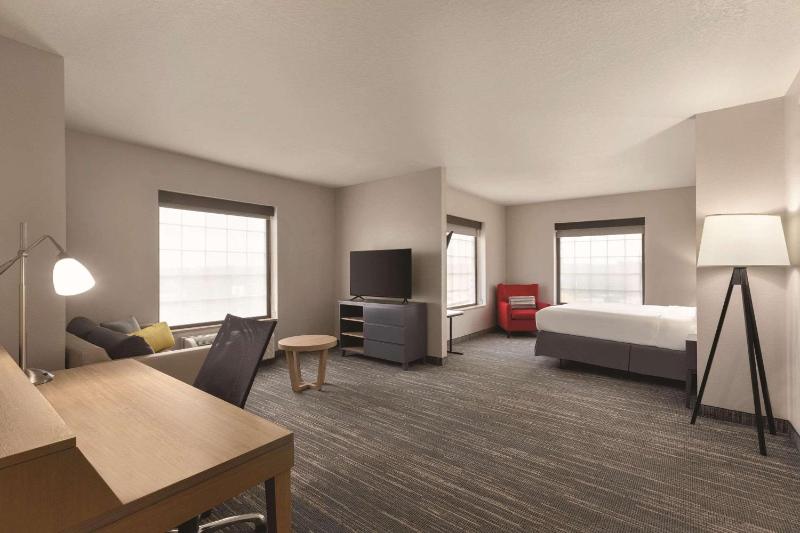 King Studio Suite with Kitchenette image 2