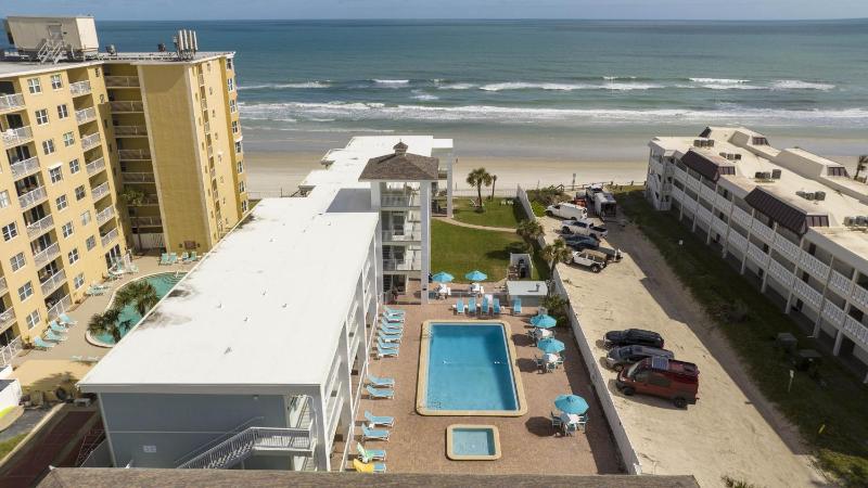 Coastal Waters 107 - A Studio Poolside Retreat - image 10